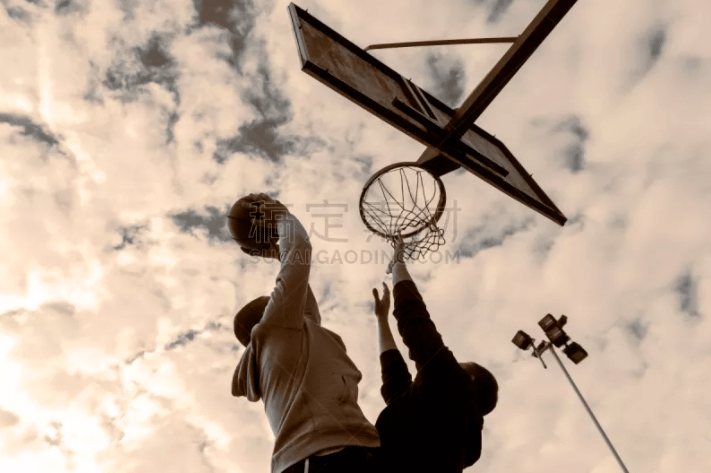 什么是“博彩中的社会证明偏差”？解析赌场氛围如何诱导你加入牌局。（走进赌场：社会证明偏差如何在氛围中悄然驱使你入局）